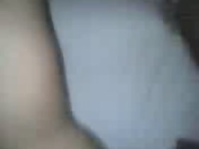 ブロンドのティーンは彼女の胴を突き刺し、精液で激しいフェラチオをした
