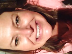 透明なパンティーの汚れた若いブロンドは、彼女のお尻に性交を取得します