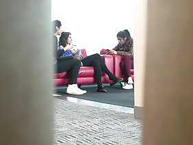 ウェブカメラの前でディルドから激しくザーメンを浴び、尿を排水する熟女の猫