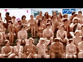巨乳のポルノスター、革のブーツで熱心にお尻に犯さ