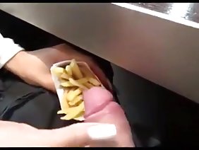経験不足の女の子たちがレズビアンのギャングバンで撮影をしている