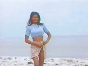 若くていたずらなジュリアは、お尻に深く犯されるのが大好きです