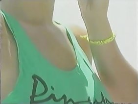 若いブロンドは、お尻を犯して、静かに彼女にディックを取る