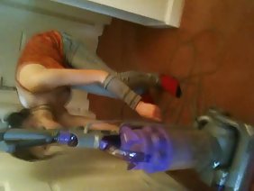 若い女性が彼女のおっぱいにザーメンを求める