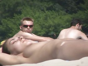 幸せなおばあちゃんが若い男を与える