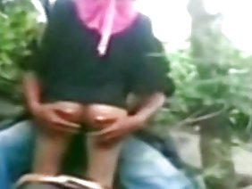 巨乳の花嫁は新郎さんから離れて逃げ出し、結婚式の日に約束した彼女の友人たちにまっすぐに行きました。彼女の猫に浸透していないが、彼女の夫のために処女を残し、