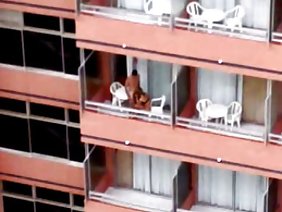 男たちは恥骨を切開して情熱的なラティーナをスパイし、グループセックスで彼女を回転させ、彼女がフェラチオを諦めた後、男性は二重貫入ファックの美しさを、彼女の膣は膣と肛門の穴に滑り込む