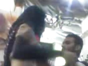 家に自由に着くために、少女はすべての男のために足を広げる準備ができている。彼は止まろうともしなかった。そして、彼女は移動中に彼を吸った。そして、彼はピックアップを投げ返すことによって彼女を強く抱きしめていた