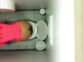 若い配偶者は夫の前で癌にかかり、積極的に膣の中で彼のファルスをとる