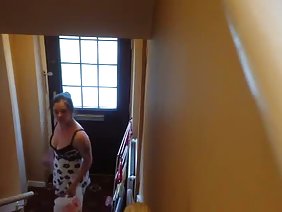若いドイツ人の髪の毛が恥知らずになっていて、群衆の人たちによって極端に犯された