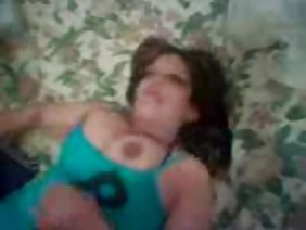 巨大な搾乳をしたブロンドは、路上で感傷的なピカペルを与えた