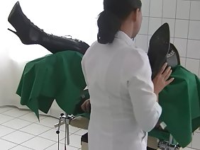 若いブルネットは、友人と彼女の友人の目の中で彼女のボーイフレンドを乱暴に犯す