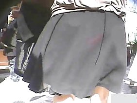 自然なおっぱいのブルネットは、ソファーの上に金髪の膣を舐めます