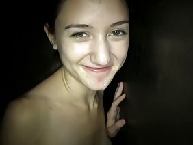 休息を取っている男はプールで成熟したポルノモデルに吸い込まれています。