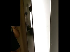 若い女性自身がメンバーとの会合のために猫を準備する