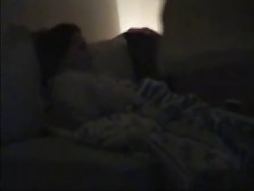 緑の髪の若いエモの女の子は、ベッドの男を性交