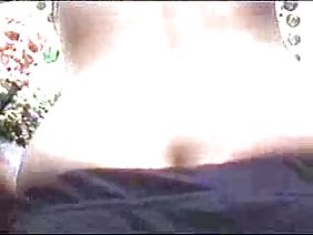 若い女の子が寝て男に落ちた