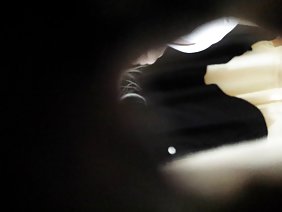 豪華なお尻を持つ入れ墨のポルノスターは彼女の肛門に雄鶏を楽しむ