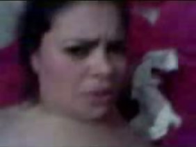 男が若い乙女の猫で白いザーメンを下ろした後でさえ、彼は倒れず、彼女は彼女が終わるまで彼女を殴り続けた
