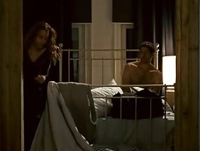 乳首に突き刺さったキャンプファイヤー・シュマラの周りのロマンチックな集まりの後、彼女自身がその人を誘惑し、彼とテーブルで犯された