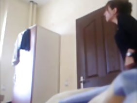 大きな胸を持つブロンドは、彼女の指と舌でブルネットのおならをファックします