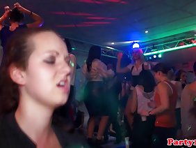 彼らのセックスおもちゃの人のセットを持つこれらの3人のガールフレンドは、もはや必要はありません