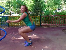 おならとおしゃれな若いブルネットはバイブレーターのペアを楽しんで