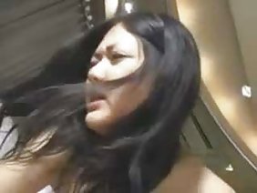 卑劣な服装の若いブルネットは彼女と野生で狂気のファックでネグロを誘惑した