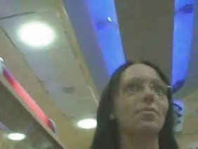 若いポルノのモデルは、バルコニーでいたずらし、彼女の隣人にこれを衝撃する