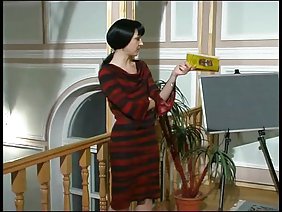 若いアジア人は彼女の夫と素晴らしい友達とセックスする準備ができています。