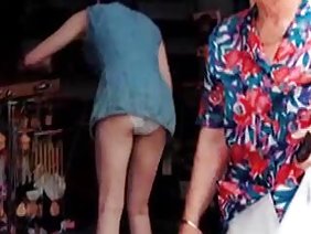 女性は自分の行動について性交し、コメントする