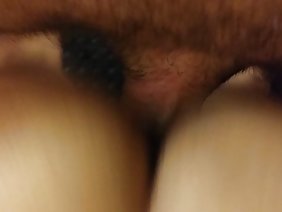 若い雌は紳士にフェラチオをし、彼の濡れた膣に彼のおっぱいを置く