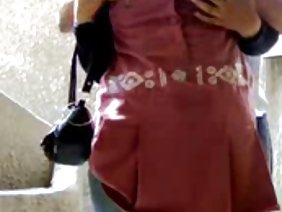 ボーイフレンドは女の子のパンティーの欠如をチェックした