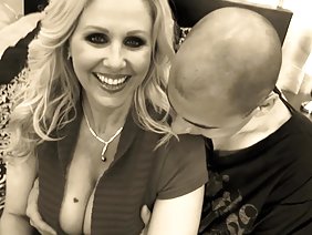 リラックスバスの後、若いdavalkaはベッドルームに彼女の大人の友人を呼び出し、彼女にマッサージをするように頼んだと男は本当に問題に近づいて、油で彼女の細いボディを注ぎ、狭い穴で彼女の陰茎を暴露し、彼女の猫と肛門