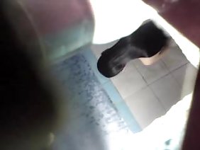 女の子はベッドで相手を解放しようとする