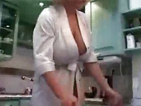 彼のボーイフレンドとオーガズムを犯している美しい若いドイツのランジェリー