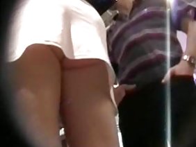 衰弱した若い雌は、ヨットでビキニとレズビアンのセックスを脱いだ