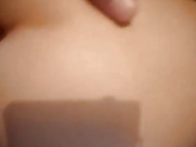 男の子のディックは、成熟したポルノスターからのミルクを吸ってファックします