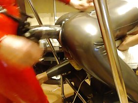 若いブロンドの男がベッドに寝そべって、豪華なセクシーな愛撫をくれた