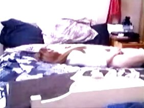 完璧なボディとナチュラルなおっぱいで熟した美しさが彼女の男性を熱くジューシーなセックスのために誘惑する
