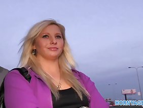 ポルノスターは、同時に巨根を吸って吸う準備ができている