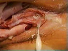 妻は夫を寝かせ、彼を愛撫する