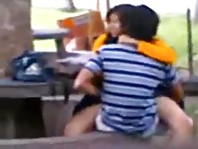 成熟したハイヒールの看護師はバイブレーターで毛深いおなかをマスターする