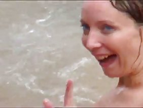 スカートの2人のラテン系学生が教室でキスしています