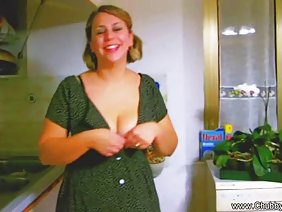 2人の男は彼女の毛深い猫とお尻で彼らの若いガールフレンドを性交する準備ができています