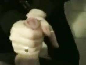 若いガールフレンドは貪欲にお互いのパッドに指を置き、舌で膣を舐める