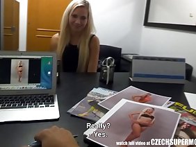 裏庭でヨガをやっている豪華なミルクと、ベッドルームでオマンコをオナニーした後のベイビー