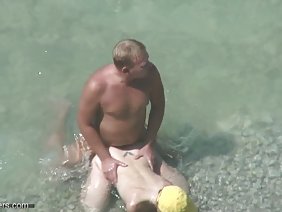 美しい成熟したブロンドの華麗な膣はバイブレーターで激しくセックスされています