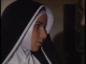 巨乳の熟女は背中の問題を抱えています。彼女はマッサージを彼女の背中をマッサージし、穏やかな動きでお尻を舐める家に連れて行きます。そして雌犬が彼女の顔を変えると、彼女は猫を撫で、その後フェラで終わるフェラチオ、