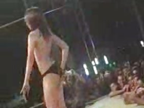 赤ちゃんの女の子は彼氏のコックを吸って、彼女の猫でそれに座り始めます